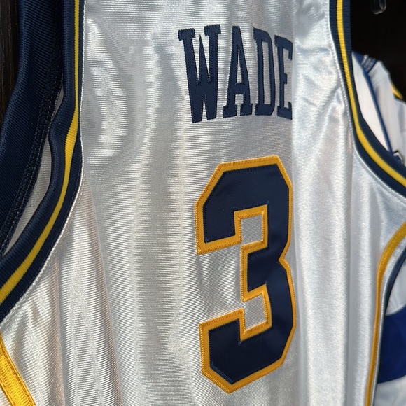 Dwyane Wade Marquette Golden Eagles Mitchell & Ness 2002/03 Authentic Jersey - Picture 9 of 10